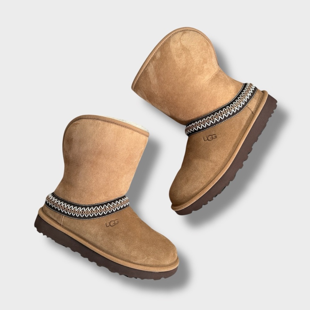 UGG Classic Short Crescent in Chestnut